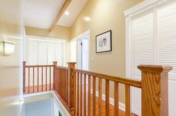 6 Luxurious 6br Seattle Home Living Area
