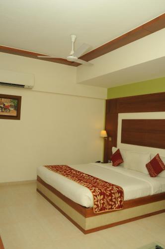 Ponnis Grand Inn (پونیس گرند این) 