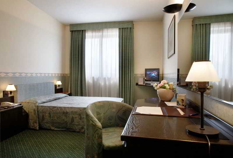 Pacific Hotel Airport Room