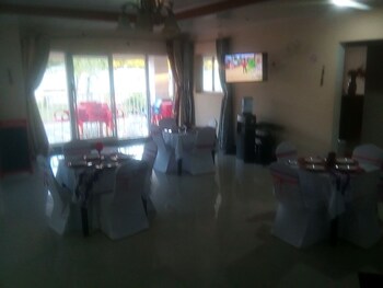 Royal Olympia Lodges And Safaris Hotel Bar