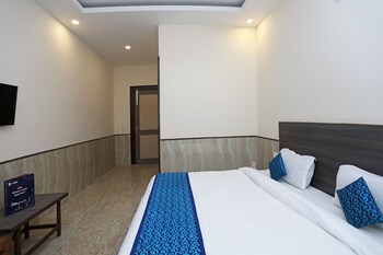 Hotel Redisston @ Noida Guestroom