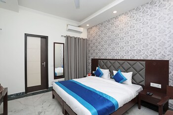 Oyo 11044 Hotel Tulip Suites Guestroom