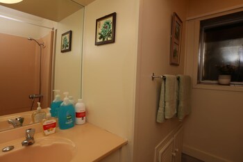 Peggie's Cottage Bathroom