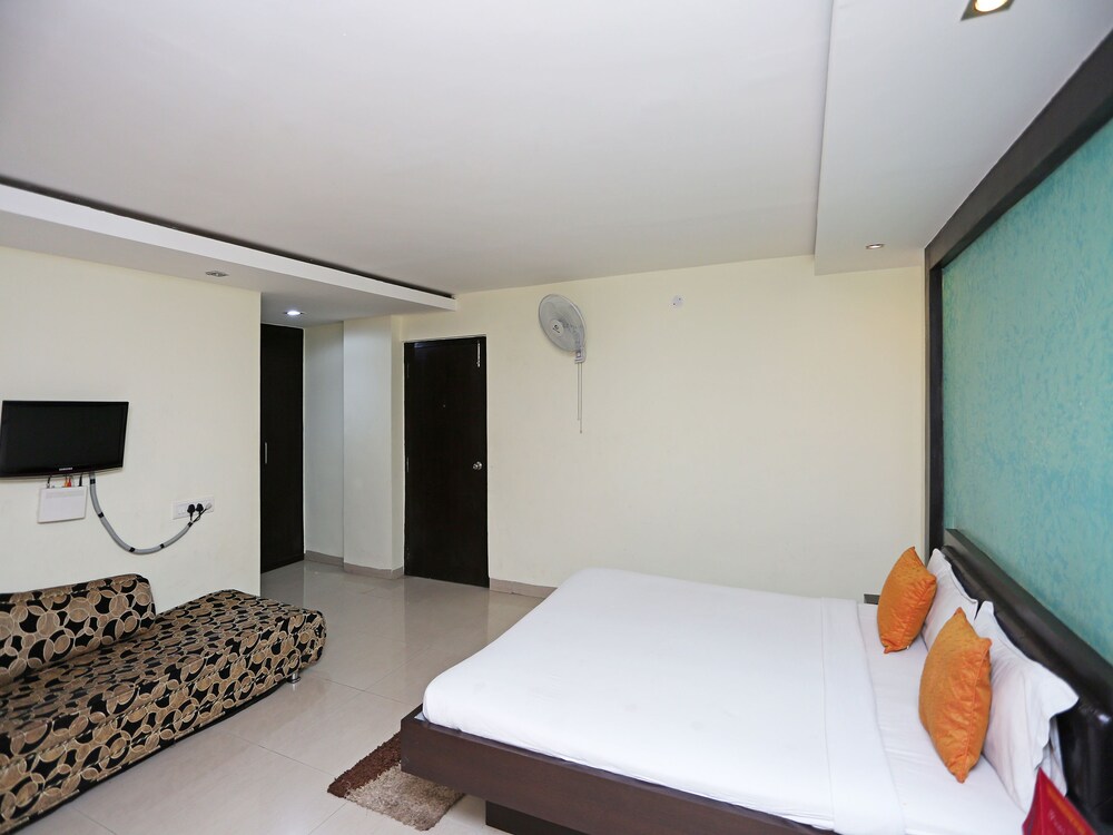 Oyo 3336 Hotel Mantri Residency Guestroom