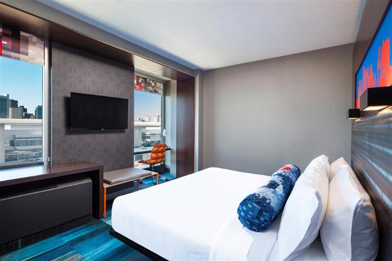 Aloft Boston Seaport District Room