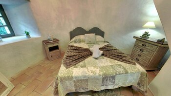 Le Mas Des 5 Fontaines. Chambres D'hôtes Guestroom