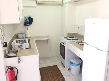 Cumber's Tropical Apartments In-Room Kitchen