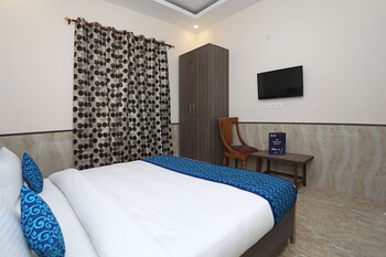 Hotel Redisston @ Noida Guestroom