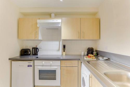 1br Apartment In A Beautiful Building Walking Distance From The Curve Theatre 