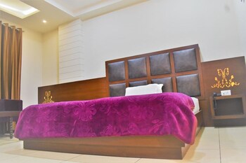 Hotel Ashish Continental Guestroom