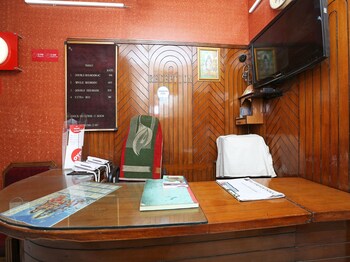 Oyo 14390 Hotel Samrat Reception