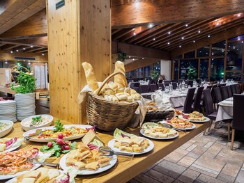 Hotel Piandineve (هتل پیاندینو) Food Court